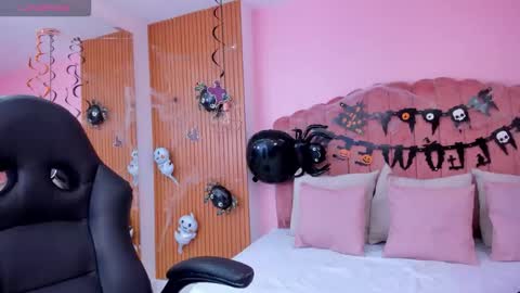 Snapshot of julieta_rose__ chatting on 10/22/25, 09:36 online show from 10/22/25, 09:36