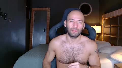 Snapshot of justin_hton chatting on 03/05/25, 10:44 Justin online show from 03/05/25, 10:44