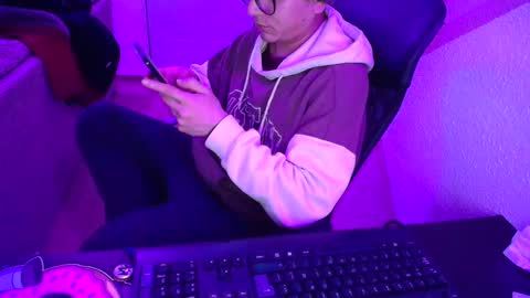 kael_art_d online show from 12/25/24, 06:41