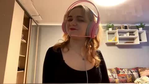 Snapshot of kariejenison chatting on 11/08/25, 08:25 Im Olivia online show from 11/08/25, 08:25