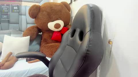 Karina online show from 10/28/25, 12:19