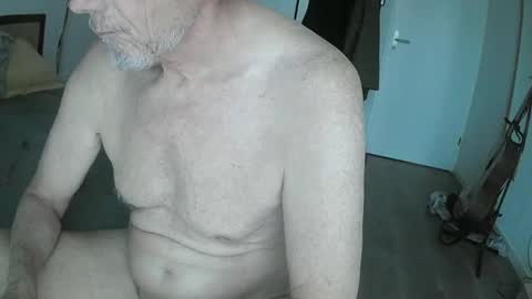 Snapshot of karledgar33 chatting on 01/11/25, 08:33 Karl online show from 01/11/25, 08:33