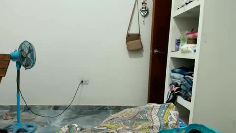 Snapshot of karol_naughty chatting on 02/19/25, 11:06 online show from 02/19/25, 11:06