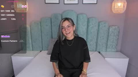 Snapshot of karoll_santos chatting on 12/17/24, 04:23 Karol Santos online show from 12/17/24, 04:23