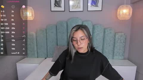 Snapshot of karoll_santos chatting on 12/17/24, 10:34 Karol Santos online show from 12/17/24, 10:34