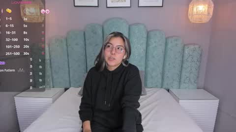 Snapshot of karoll_santos chatting on 12/19/24, 12:34 Karol Santos online show from 12/19/24, 12:34