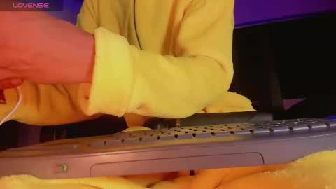 Snapshot of karoll_scoott chatting on 09/22/25, 11:23 karol online show from 09/22/25, 11:23