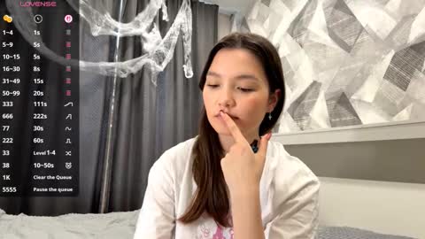 Kira online show from 11/01/25, 09:44