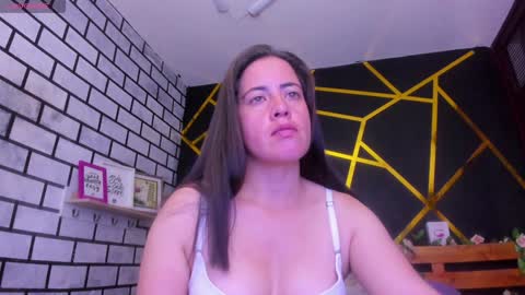 Snapshot of kathina_giraldo chatting on 12/12/24, 01:49 Paola online show from 12/12/24, 01:49