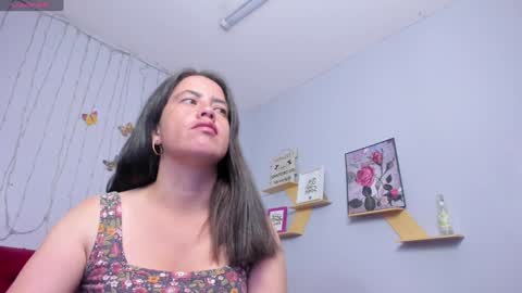Snapshot of kathina_giraldo chatting on 01/23/25, 01:24 Paola online show from 01/23/25, 01:24