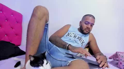 Snapshot of katia__dann chatting on 01/24/25, 08:11 katalina y Daniel online show from 01/24/25, 08:11