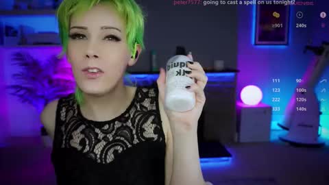 Snapshot of katie_cutie_ts chatting on 10/28/25, 08:33 Katie online show from 10/28/25, 08:33