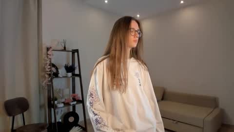 Snapshot of katinatonge chatting on 10/14/25, 01:06 Scarlett online show from 10/14/25, 01:06