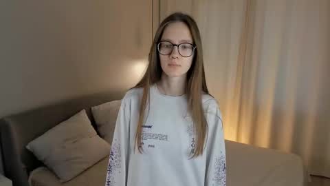 Snapshot of katinatonge chatting on 10/15/25, 10:04 Scarlett online show from 10/15/25, 10:04