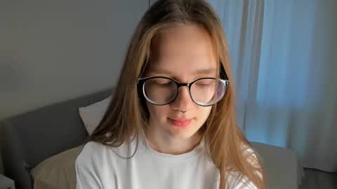 Snapshot of katinatonge chatting on 10/18/25, 08:37 Scarlett online show from 10/18/25, 08:37