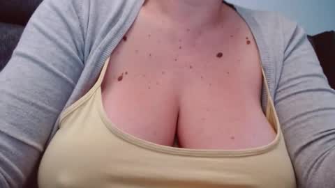 Snapshot of katynextdoor chatting on 10/01/25, 05:24 Katy online show from 10/01/25, 05:24