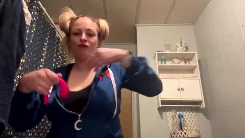 kay_la online show from 10/25/25, 07:49