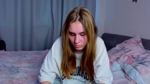 kaylamelliere online show from 12/05/25, 08:23