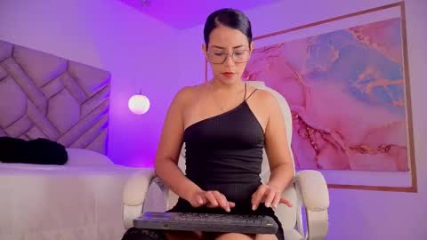 Snapshot of keily_florez chatting on 10/30/25, 11:44 Keily online show from 10/30/25, 11:44