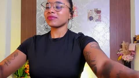 Snapshot of kelly__thomson chatting on 11/15/25, 11:21 kelly__thomson online show from 11/15/25, 11:21