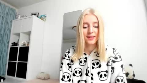 Kenzie online show from 10/22/25, 03:18