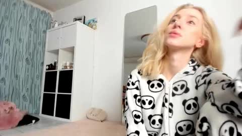 Kenzie online show from 11/02/25, 04:37