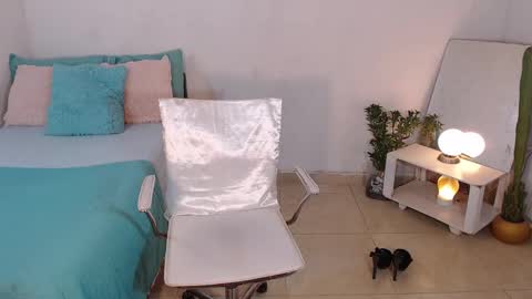 Snapshot of kesha_brooks chatting on 02/22/25, 05:35 Mia online show from 02/22/25, 05:35