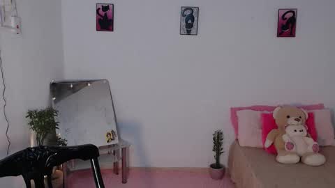 Snapshot of kesha_brooks chatting on 09/25/25, 04:11 Mia online show from 09/25/25, 04:11