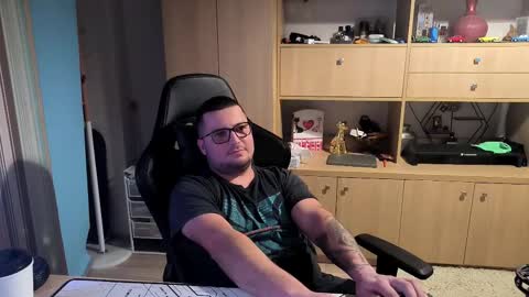 Snapshot of kevinnlovely chatting on 10/18/25, 07:03 Kevinn online show from 10/18/25, 07:03