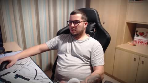 Snapshot of kevinnlovely95 chatting on 11/27/25, 06:32 Kevinn online show from 11/27/25, 06:32