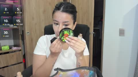 Snapshot of keyn_laurent_ chatting on 12/26/24, 12:14 Laura online show from 12/26/24, 12:14