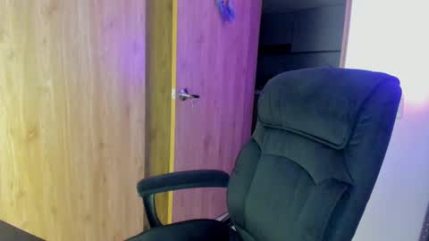 Snapshot of keyn_laurent_ chatting on 02/12/25, 04:12 Laura online show from 02/12/25, 04:12