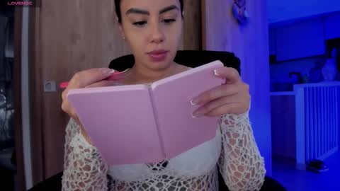 Snapshot of keyn_laurent_ chatting on 11/11/25, 01:16 Laura online show from 11/11/25, 01:16