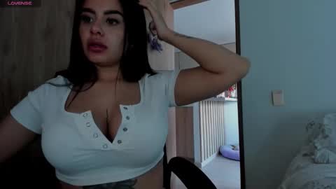 Snapshot of keyn_laurent_ chatting on 11/17/25, 07:08 Laura online show from 11/17/25, 07:08