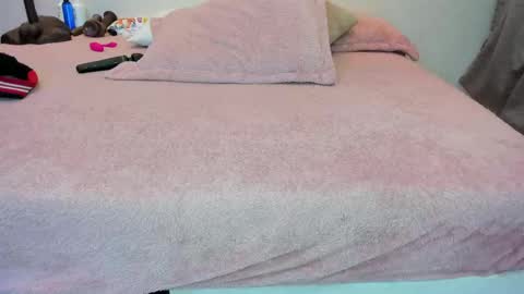 Snapshot of kiana_cream chatting on 10/10/25, 11:31 N M online show from 10/10/25, 11:31