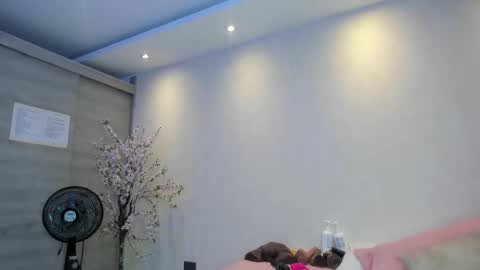 Snapshot of kiana_cream chatting on 10/17/25, 11:35 N M online show from 10/17/25, 11:35