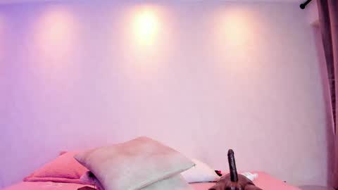 Snapshot of kiana_cream chatting on 10/18/25, 11:38 N M online show from 10/18/25, 11:38