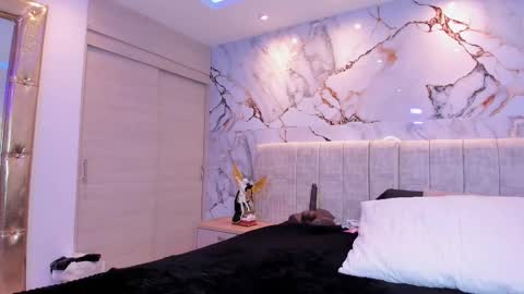 Snapshot of kiana_cream chatting on 10/29/25, 11:56 N M online show from 10/29/25, 11:56