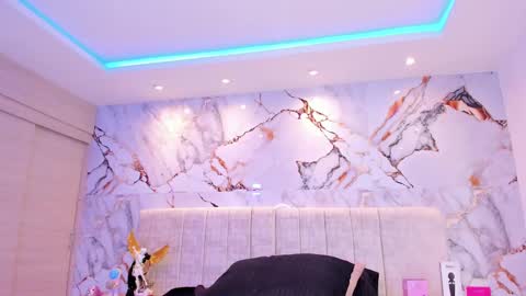 Snapshot of kiana_cream chatting on 11/07/25, 11:10 N M online show from 11/07/25, 11:10