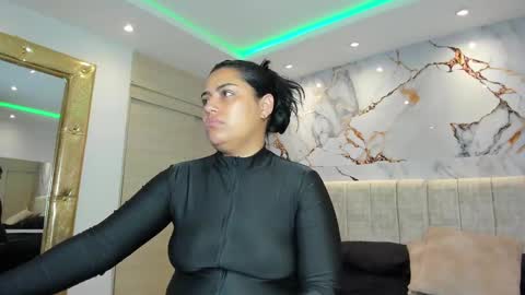 Snapshot of kiana_cream chatting on 11/10/25, 11:20 N M online show from 11/10/25, 11:20