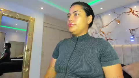 Snapshot of kiana_cream chatting on 11/13/25, 11:31 N M online show from 11/13/25, 11:31