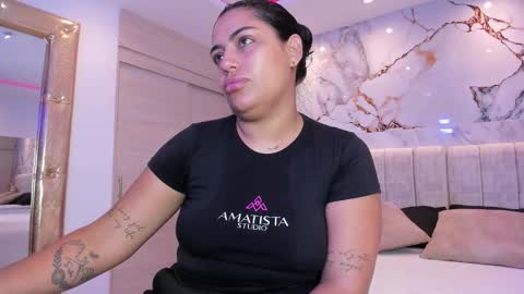 Snapshot of kiana_cream chatting on 11/14/25, 12:04 N M online show from 11/14/25, 12:04