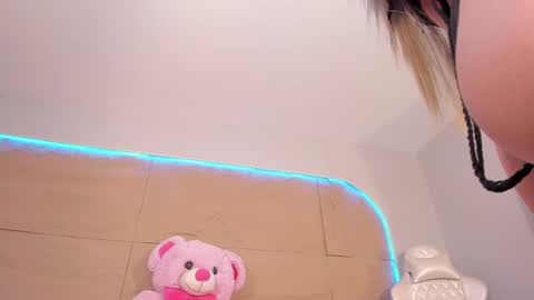 Snapshot of kiimcooper chatting on 02/28/25, 10:09 KIM COOPER online show from 02/28/25, 10:09