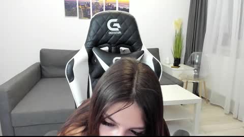 kimi_ivy online show from 10/19/25, 04:24