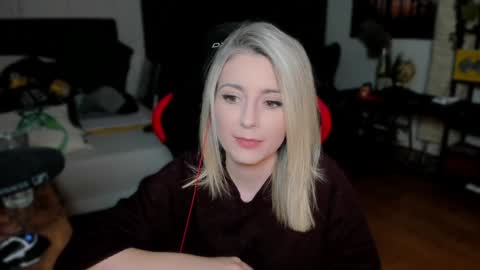 Snapshot of kimilee22 chatting on 10/15/25, 04:07 Wolfs Girl online show from 10/15/25, 04:07