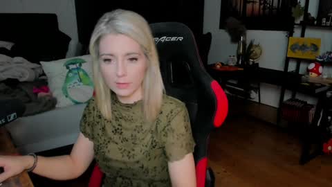 Snapshot of kimilee22 chatting on 10/18/25, 01:56 Wolfs Girl online show from 10/18/25, 01:56