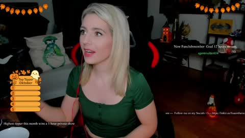 Snapshot of kimilee22 chatting on 10/23/25, 07:01 Wolfs Girl online show from 10/23/25, 07:01