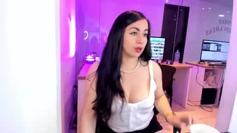 Snapshot of kimkalifa chatting on 09/24/25, 01:14 Camila online show from 09/24/25, 01:14