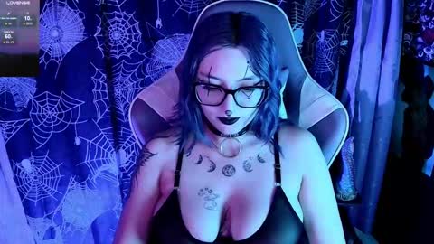 Snapshot of kimlennox_ chatting on 10/12/25, 01:32 online show from 10/12/25, 01:32