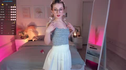 Snapshot of kimmie_shine chatting on 01/25/25, 05:30 Your Kimmie follow me online show from 01/25/25, 05:30